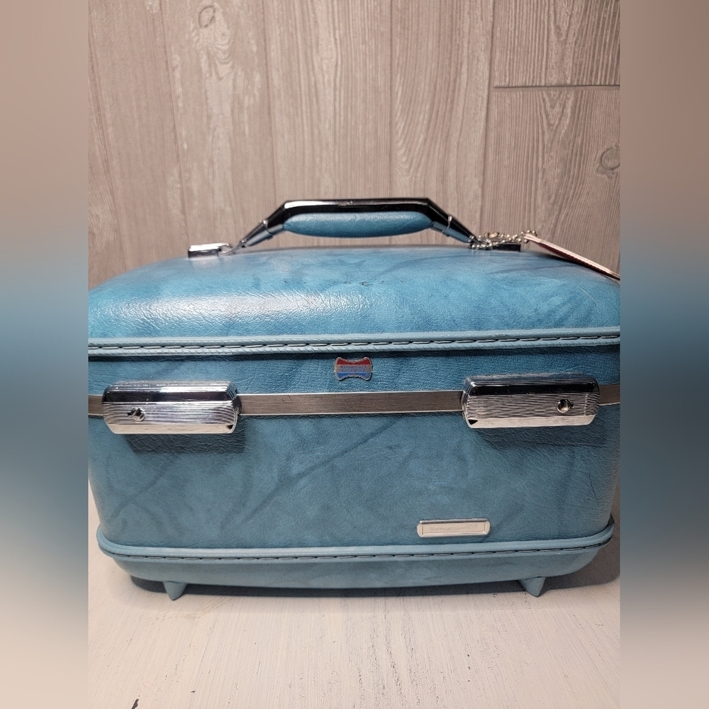 VTG AMERICAN TOURISTER BLUE TRAIN CASE MAKEUP COSMETIC VANITY HARD LUGGAGE.